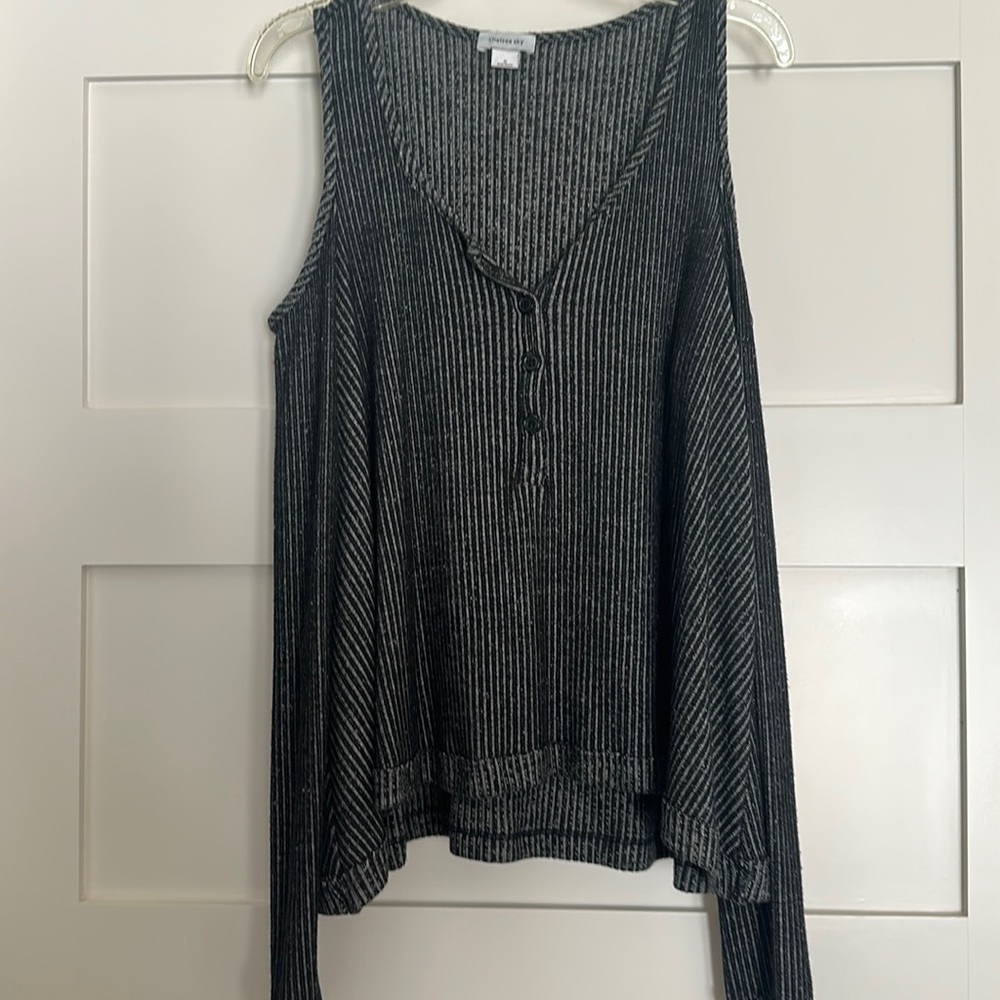Black shoulder cut out long sleeve